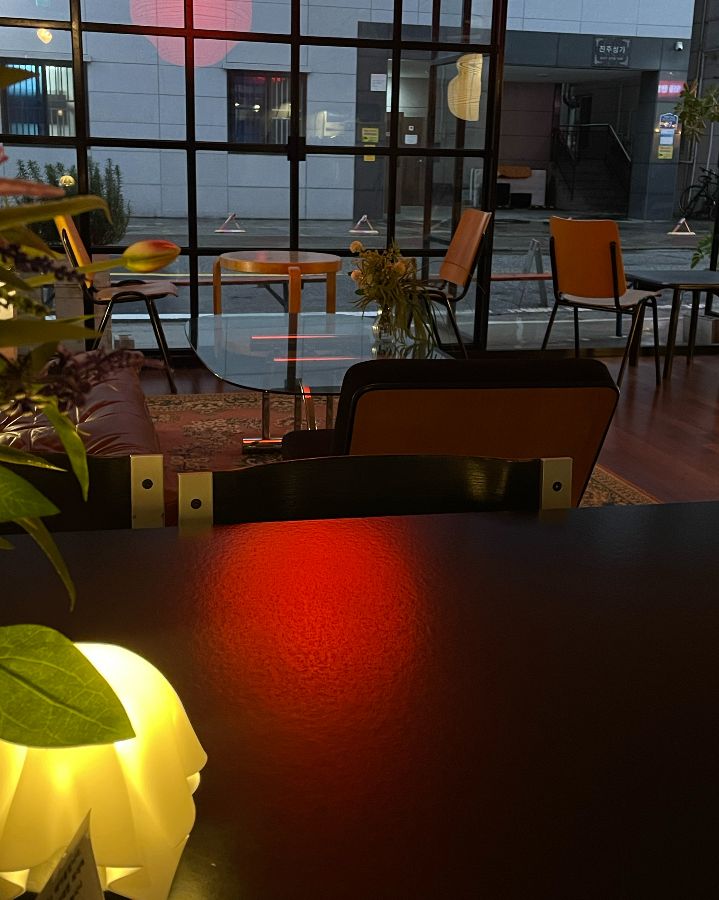 저녁 시간, 은은한 조명 아래 분위기 있는 카페 내부