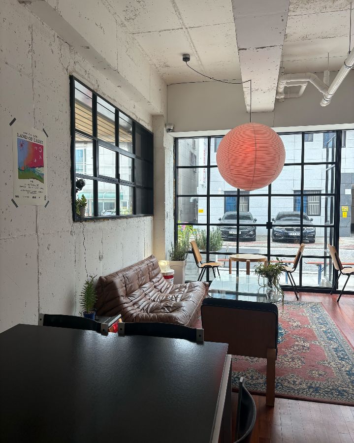 넓은 창밖으로 보이는 풍경과 편안한 소파