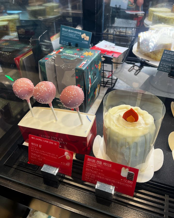 스타벅스 쇼케이스 속 디저트