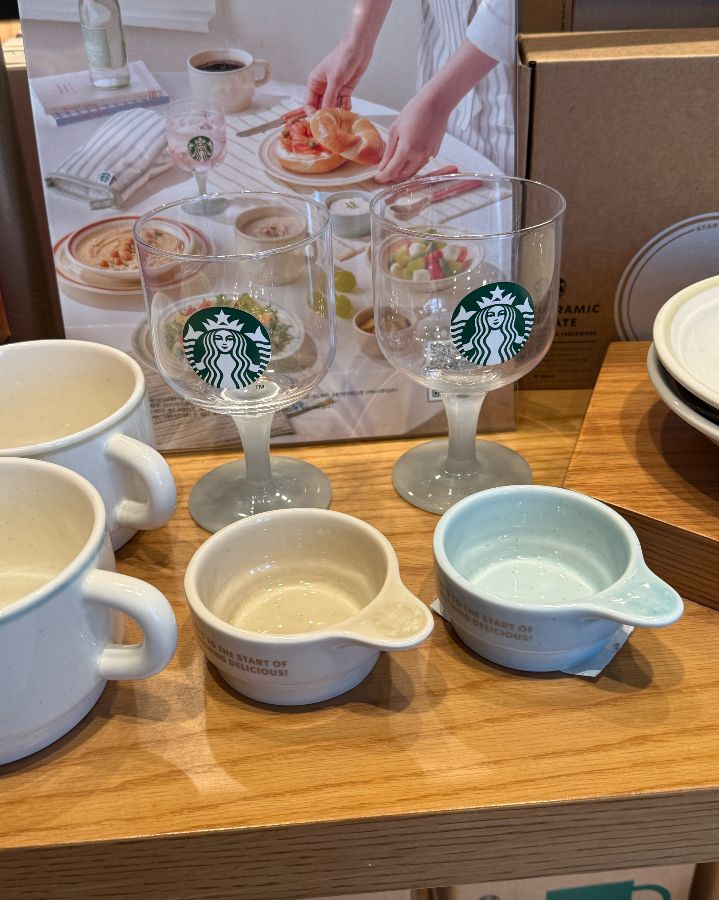 스타벅스 MD 상품 진열대