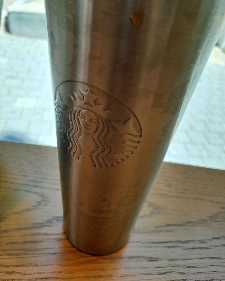 스타벅스 로고가 새겨진 텀블러