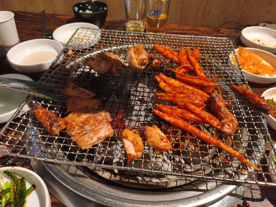 숯불 위에서 익어가는 다채로운 닭갈비의 향연