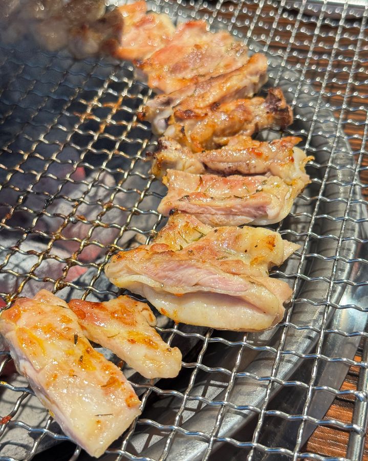 숯불 위에서 구워지는 허브 닭갈비의 모습