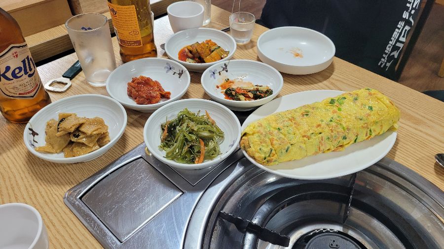 정갈하게 담겨 나온 밑반찬들