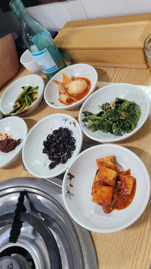 다양한 종류의 김치와 나물