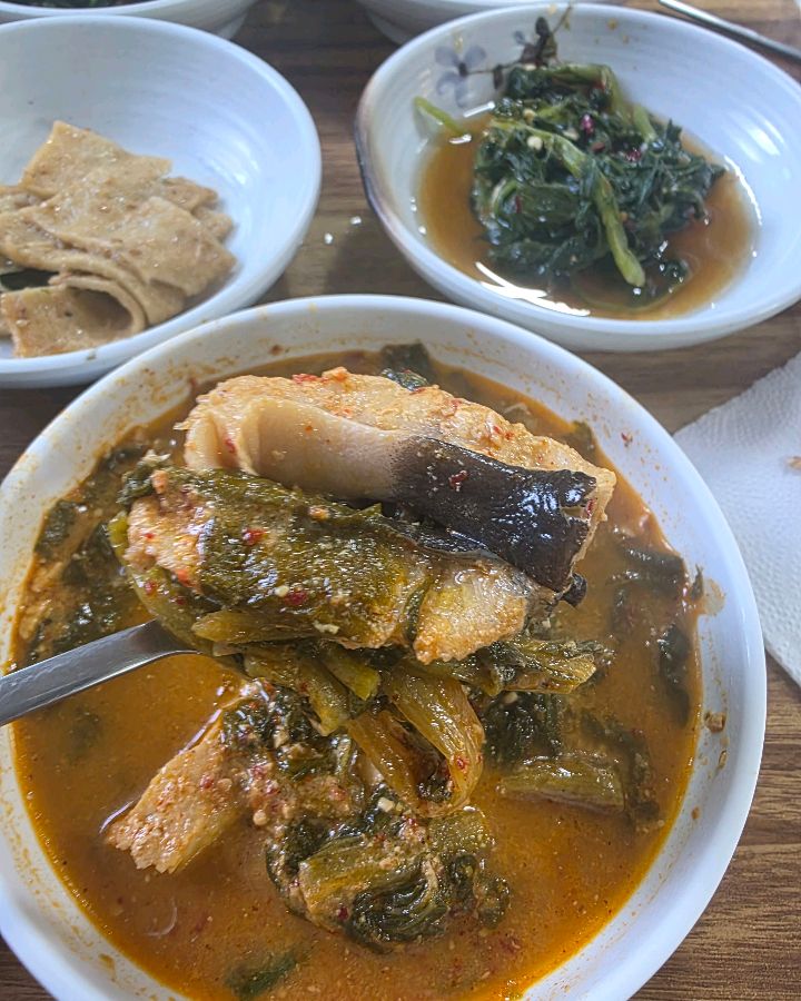 숟가락 위에 올려진 장어와 시래기