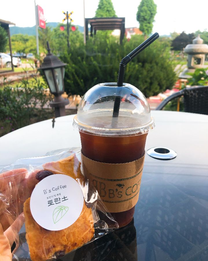 Bs coffee&Brunch의 아이스 아메리카노와 토란 스콘