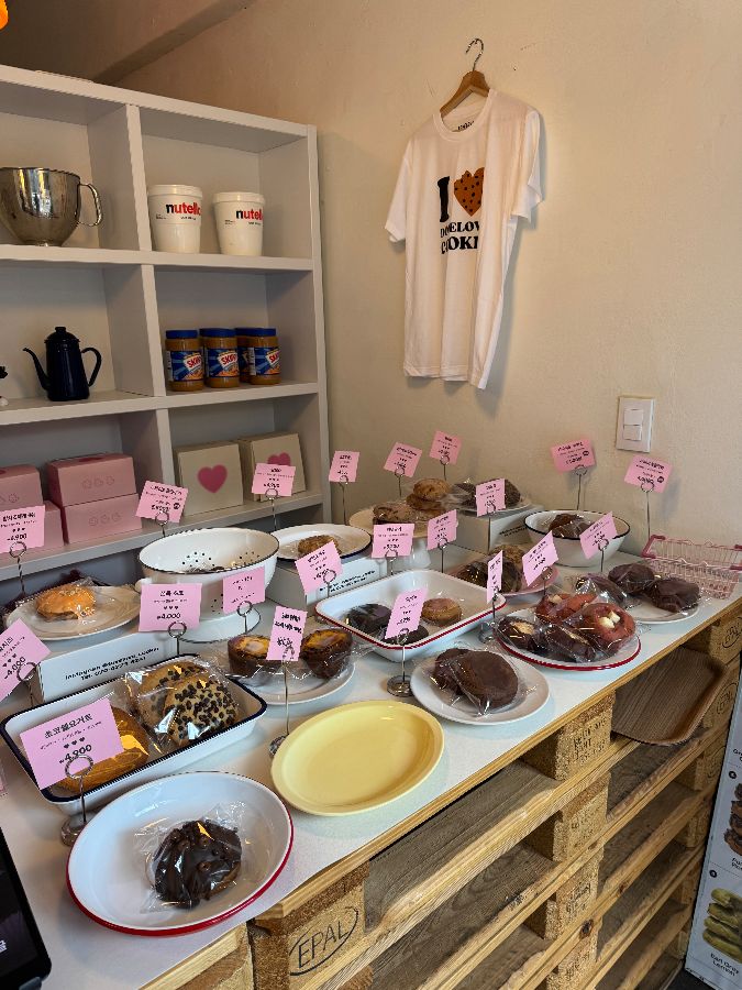 다양한 종류의 쿠키와 디저트들이 진열된 모습