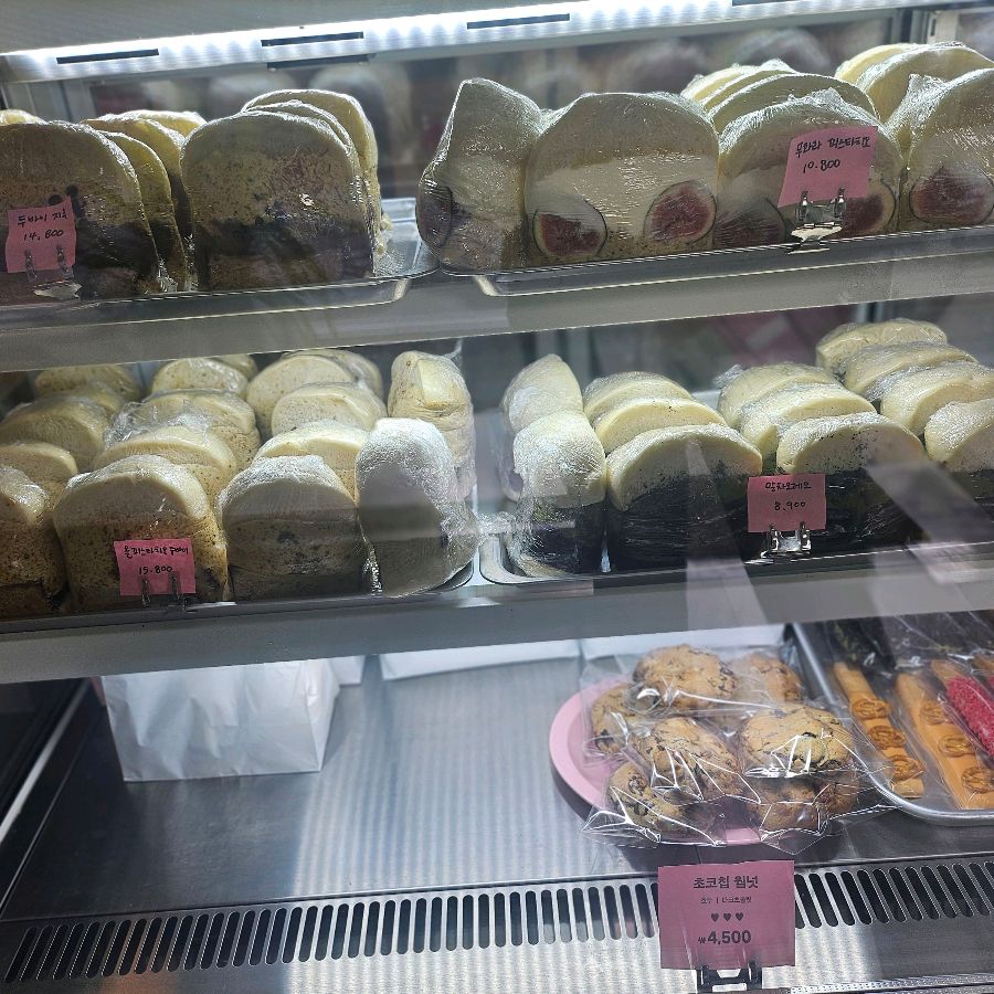 쇼케이스 안에 진열된 샌드베이글과 쿠키들