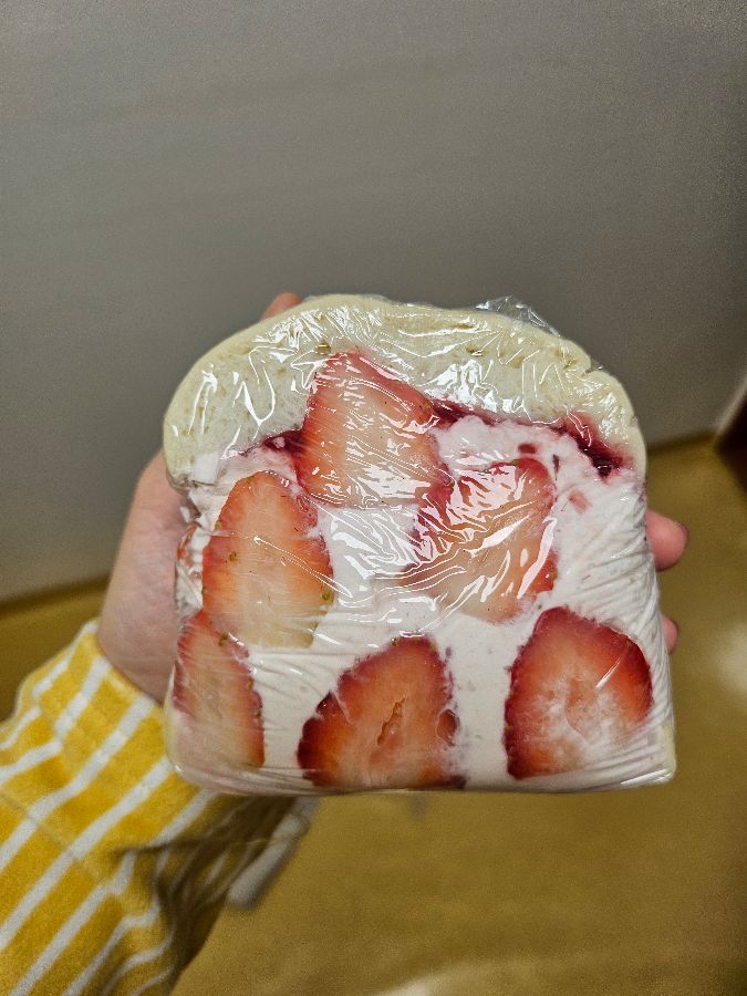 딸기가 듬뿍 들어간 샌드베이글