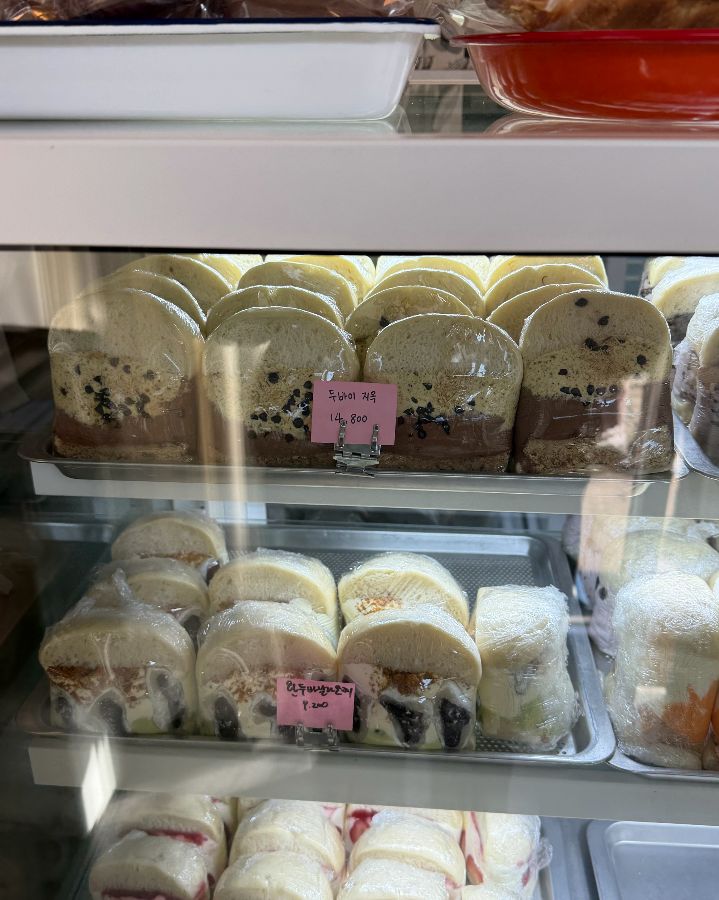 두바이 초콜릿이 통째로 들어간 두바이지옥 샌드베이글