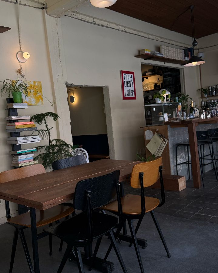 라스카 내부, 책과 식물이 조화롭게 배치된 모습