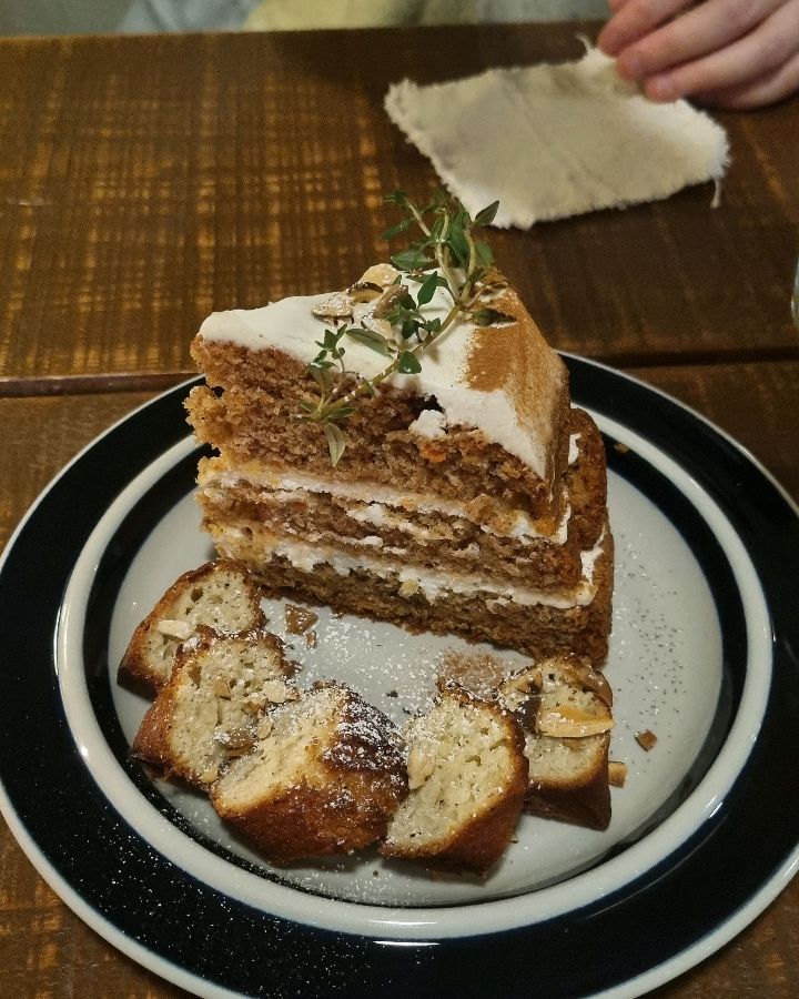 촉촉한 시트와 부드러운 크림의 조화, 당근 케이크