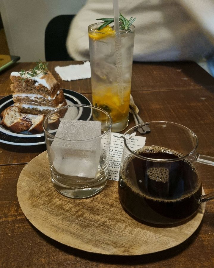 핸드 드립 커피와 당근 케이크, 완벽한 디저트 타임