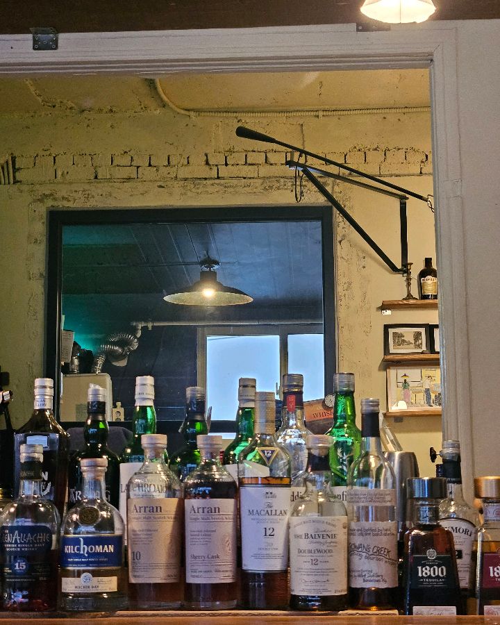 다양한 종류의 위스키와 칵테일을 즐길 수 있는 바
