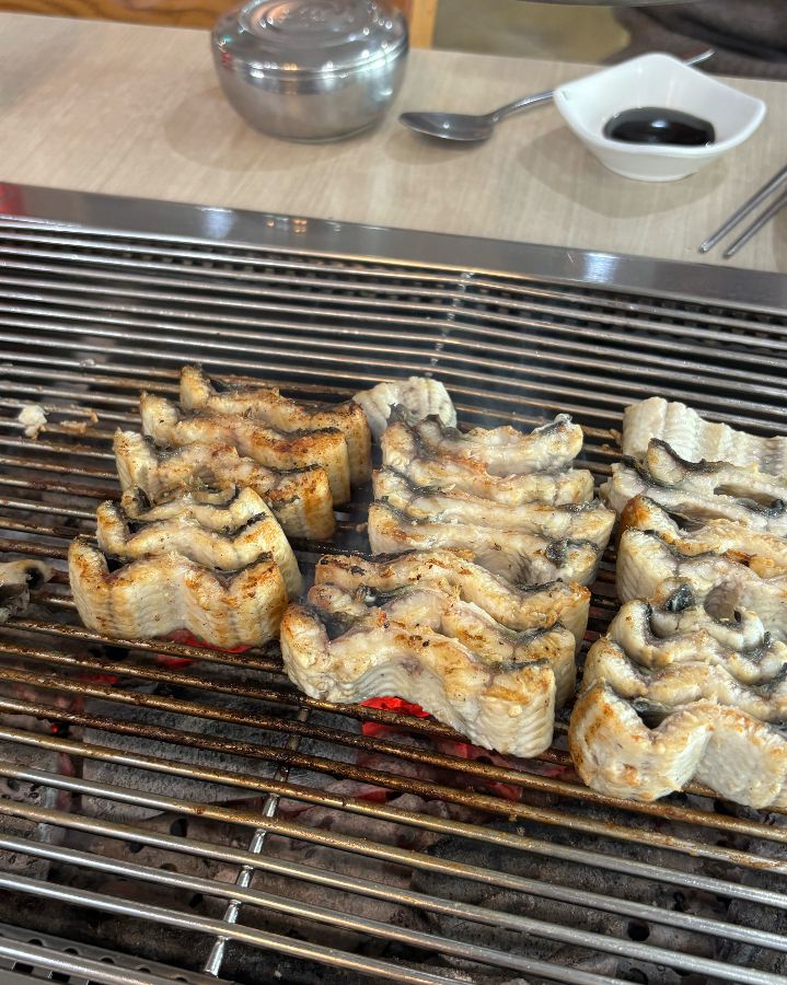 먹기 좋게 잘린 장어구이