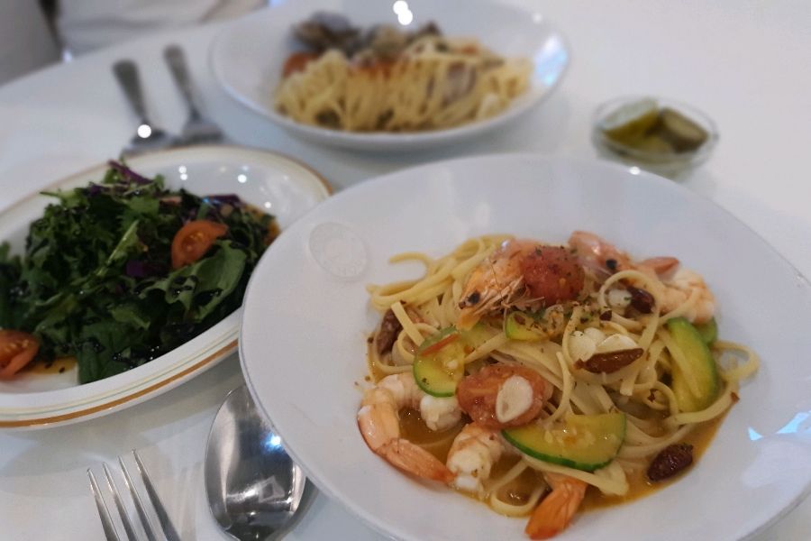 다채로운 메뉴가 차려진 테이블