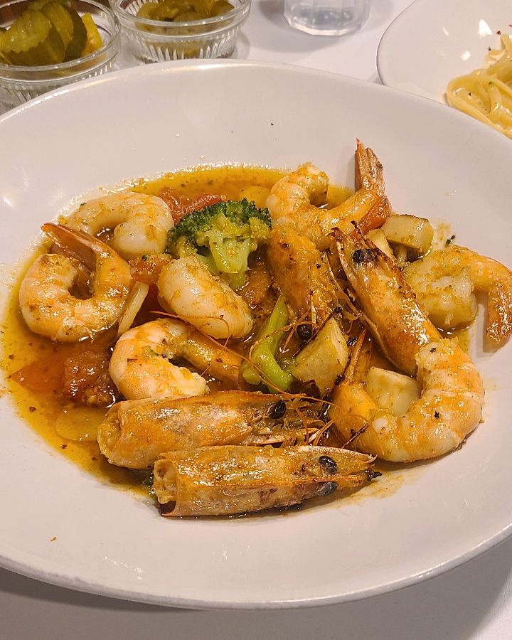 신선한 새우가 듬뿍 들어간 감바스