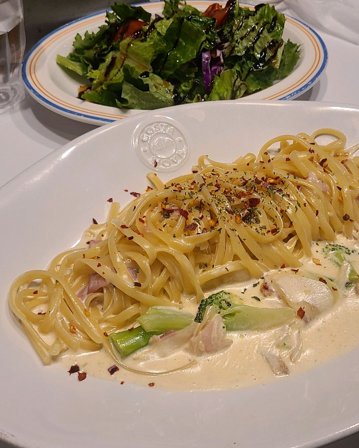 신선한 채소가 가득한 샐러드