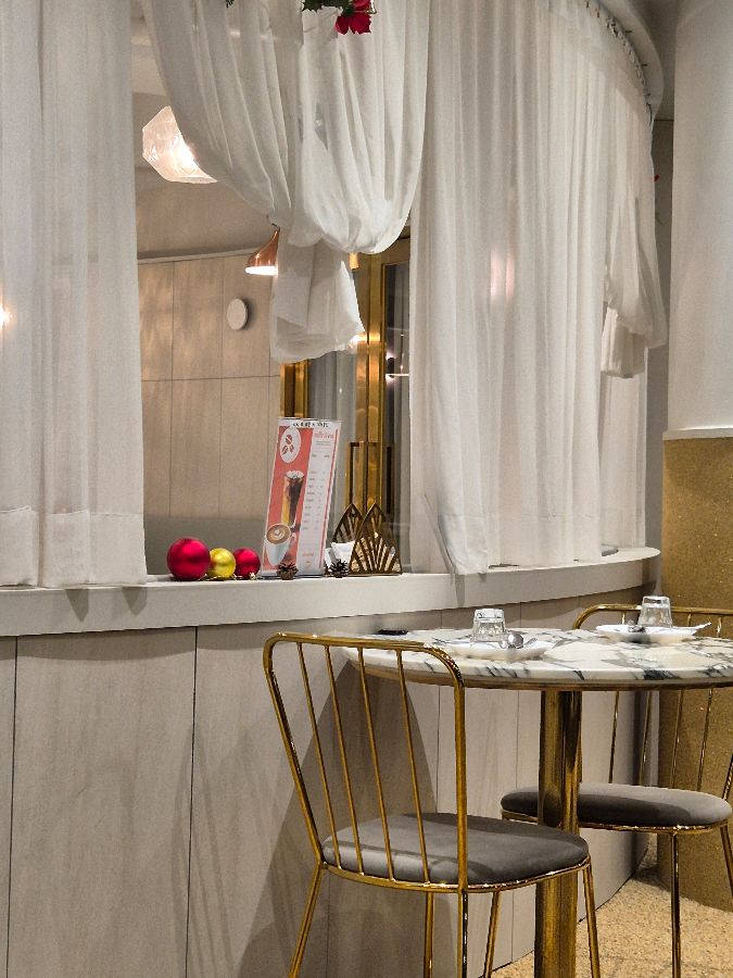 깔끔한 인테리어와 은은한 조명이 돋보이는 창가 좌석