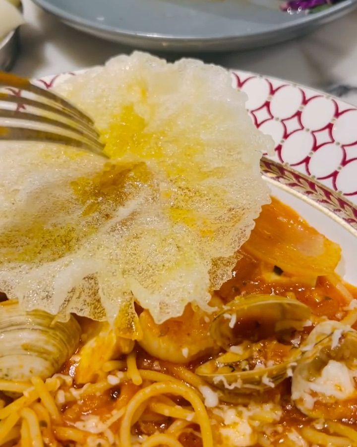 싱싱한 해산물이 듬뿍 들어간 토마토 해물 파스타