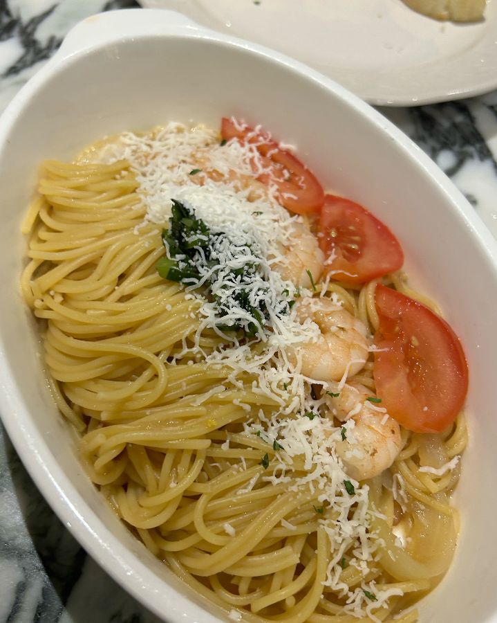 탱글탱글한 새우와 신선한 토마토가 어우러진 파스타