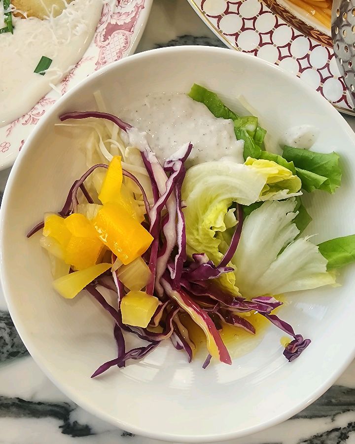 신선한 채소와 드레싱이 준비된 샐러드바