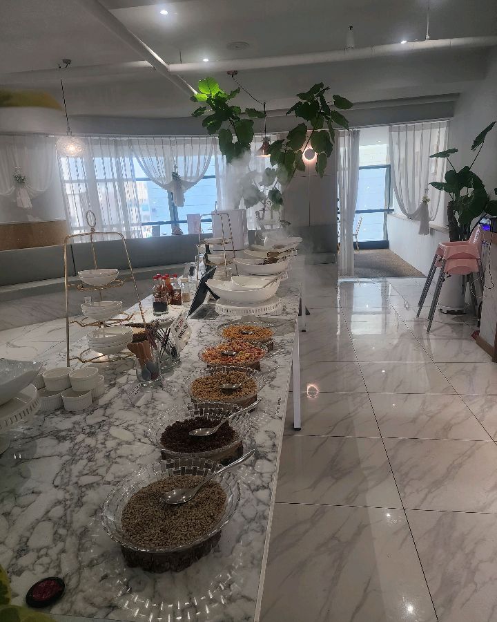 다양한 토핑이 준비된 샐러드바 전경