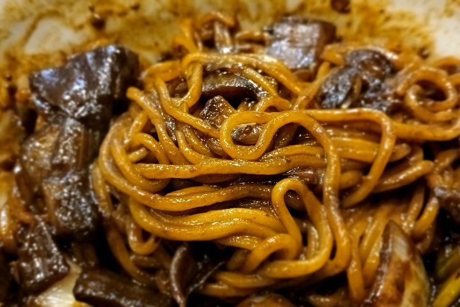 윤기가 흐르는 풍차 간짜장 면