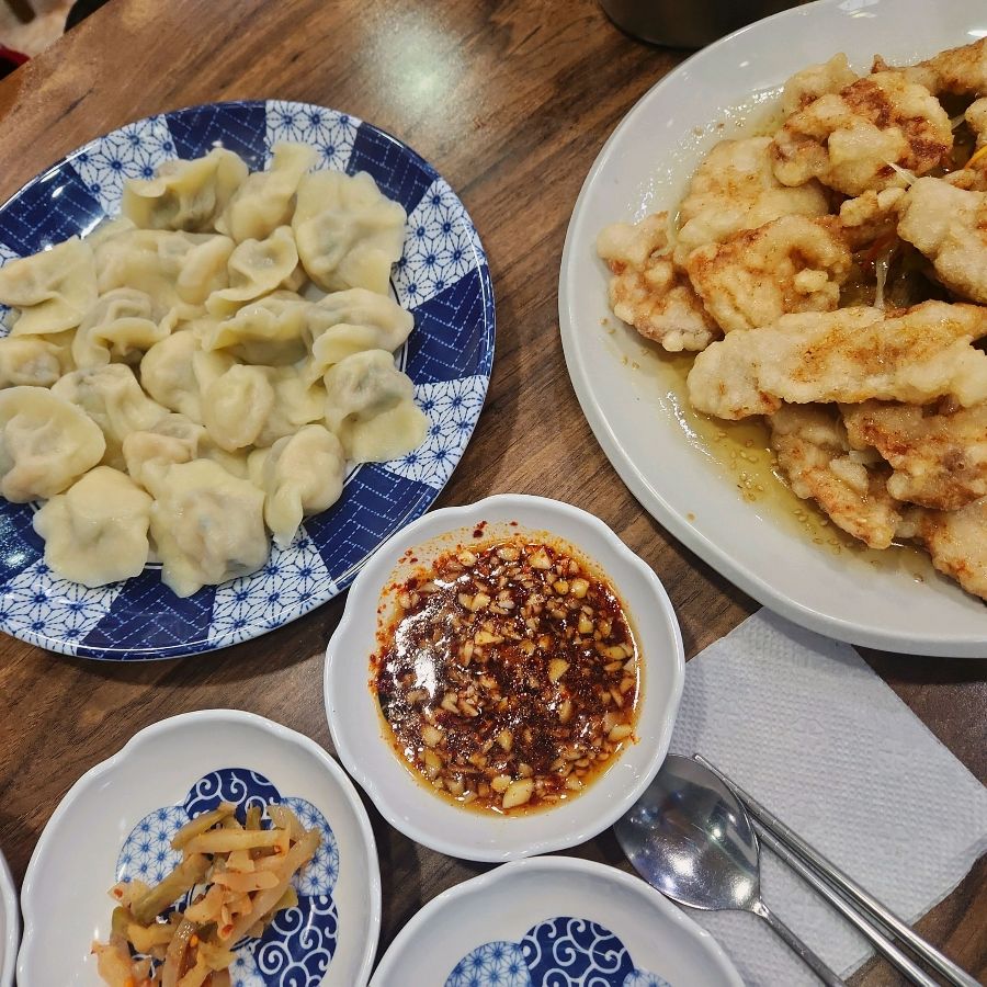 윤기가 흐르는 물만두와 튀김옷이 바삭해 보이는 꿔바로우