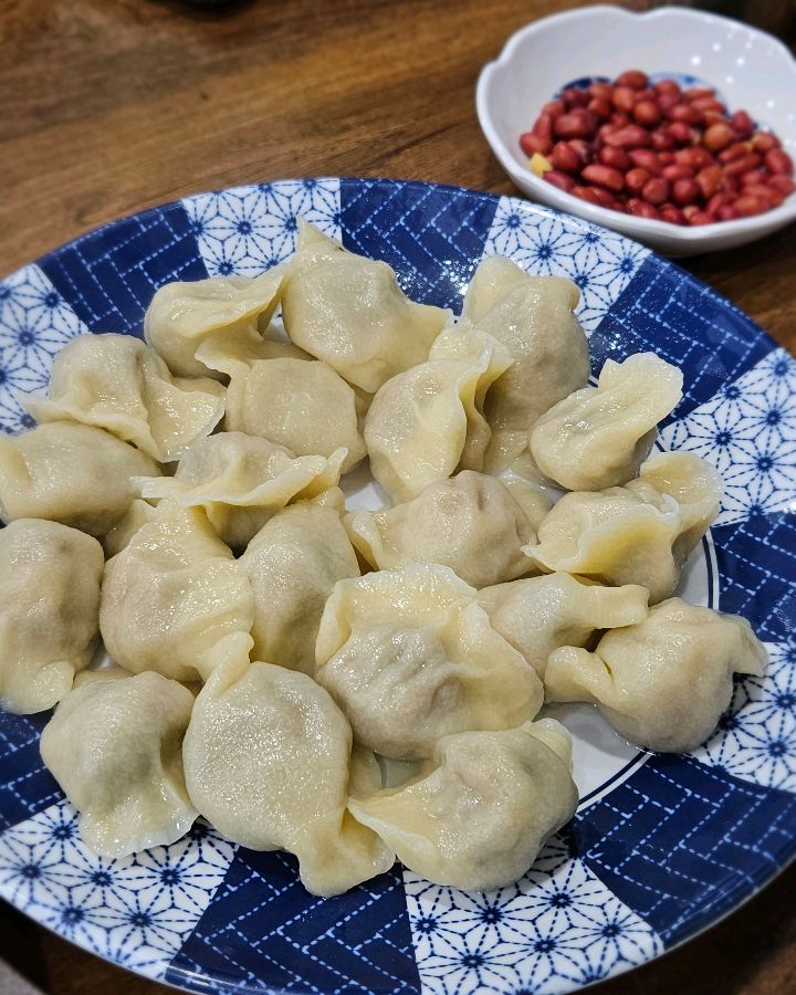 윤기가 자르르 흐르는 촉촉한 물만두