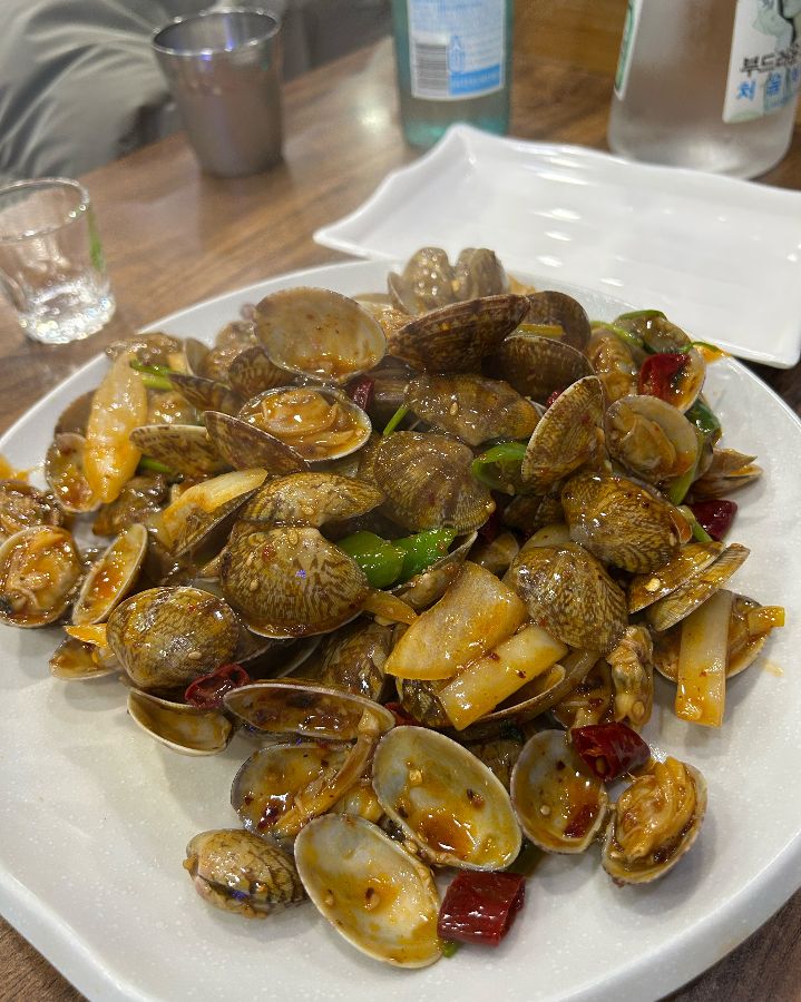 매콤한 양념이 인상적인 바지락 볶음