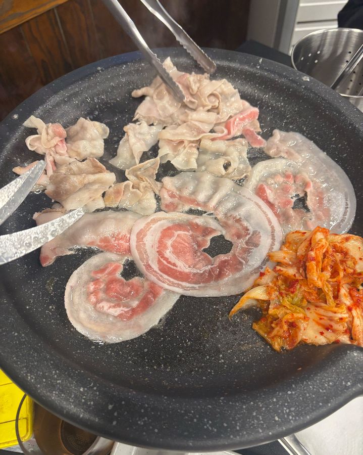 꽃삼겹살과 김치를 함께 구워 먹는 모습