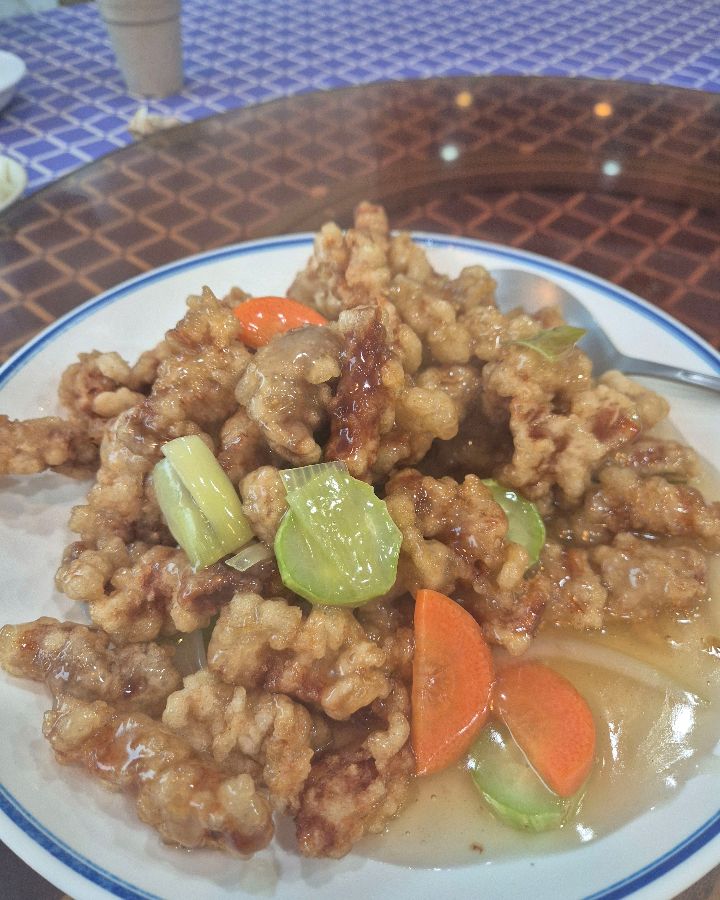 진영관 탕수육, 볶음 방식으로 조리되어 소스가 깊숙이 배어있다.