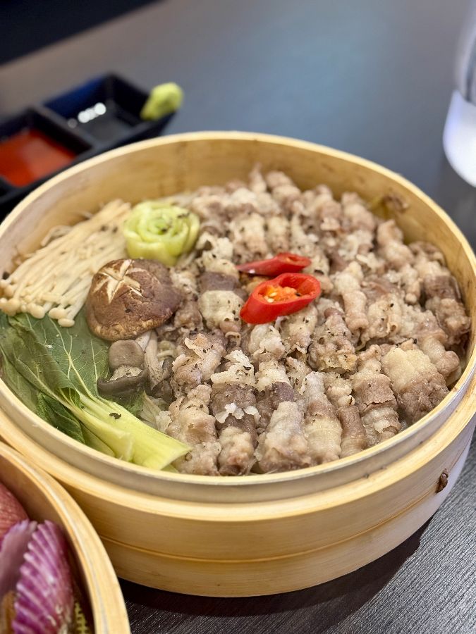 소고기가 듬뿍 올라간 찜 요리