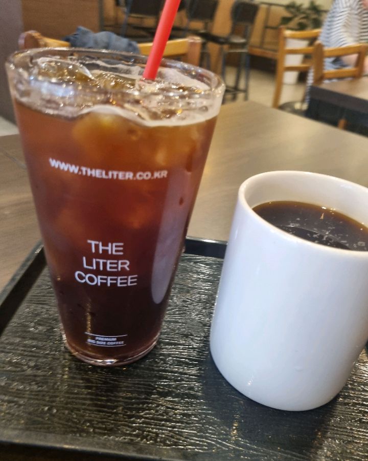 아이스 아메리카노와 머그잔에 담긴 커피