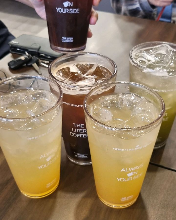 테이블 위에 놓인 다양한 음료들