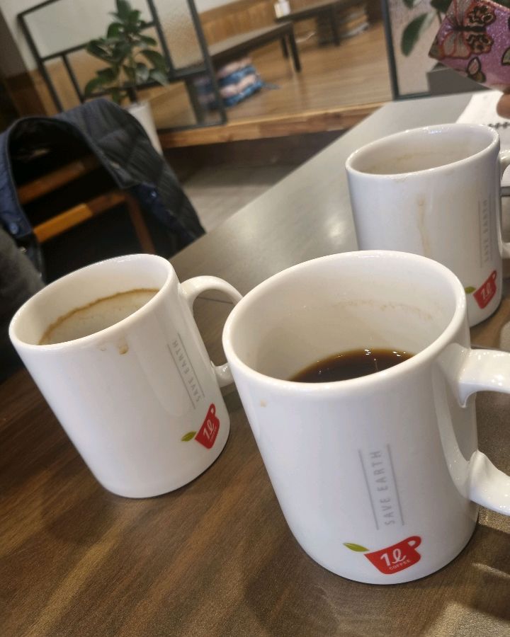 테이블 위에 놓인 커피 잔들