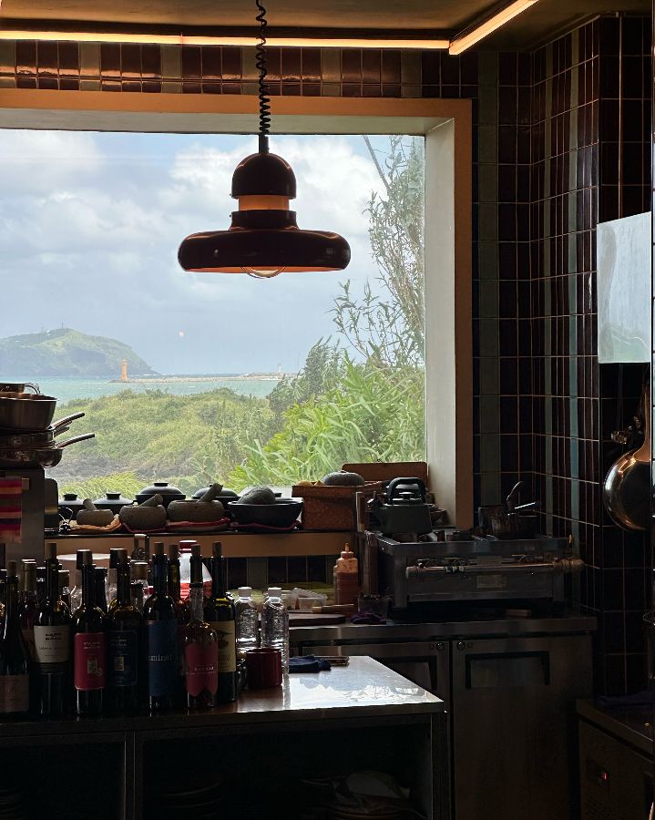 창밖으로 보이는 아름다운 제주 바다