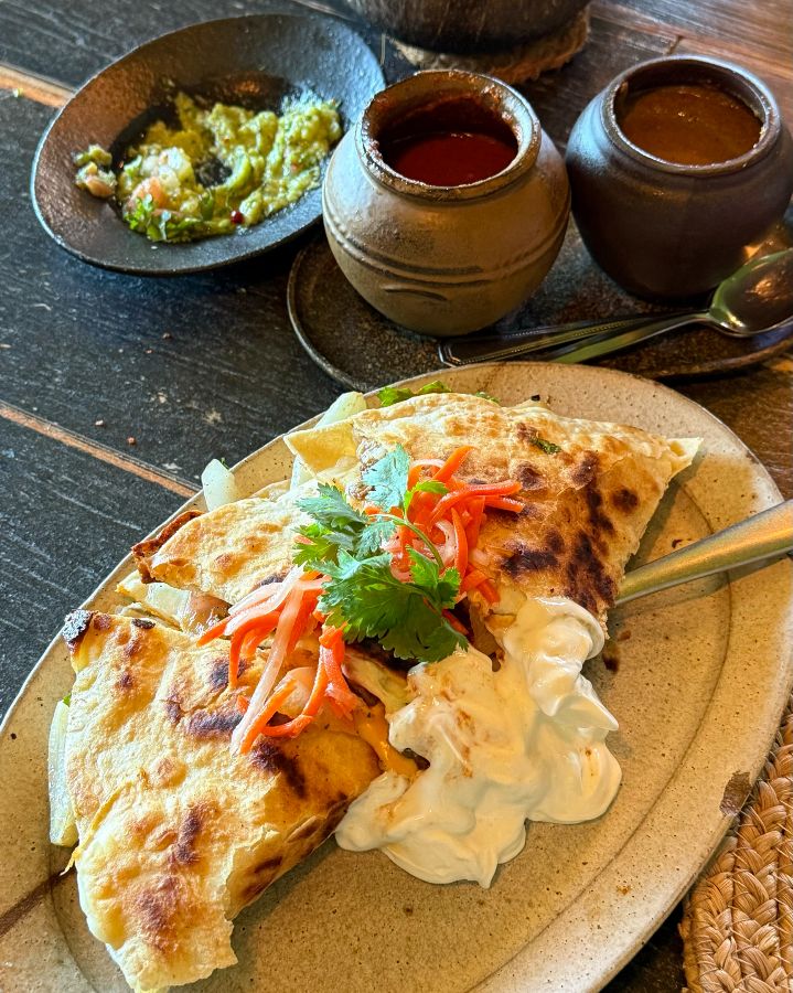 퀘사디아와 곁들임 소스