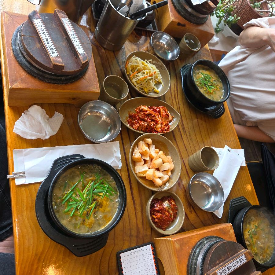 돌솥밥과 추어탕, 다채로운 밑반찬으로 가득 찬 테이블