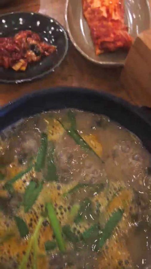 뚝배기 안에서 보글보글 끓고 있는 추어탕의 모습