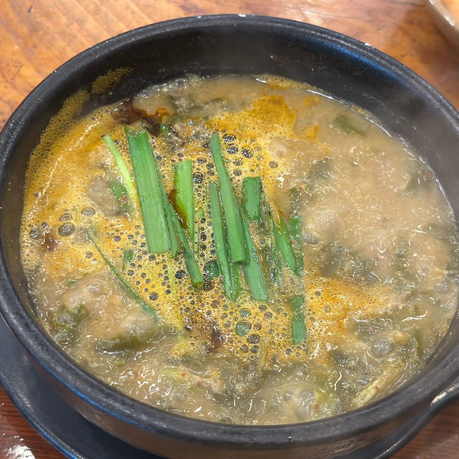 파 송송 썰어 넣은 진한 추어탕 한 그릇