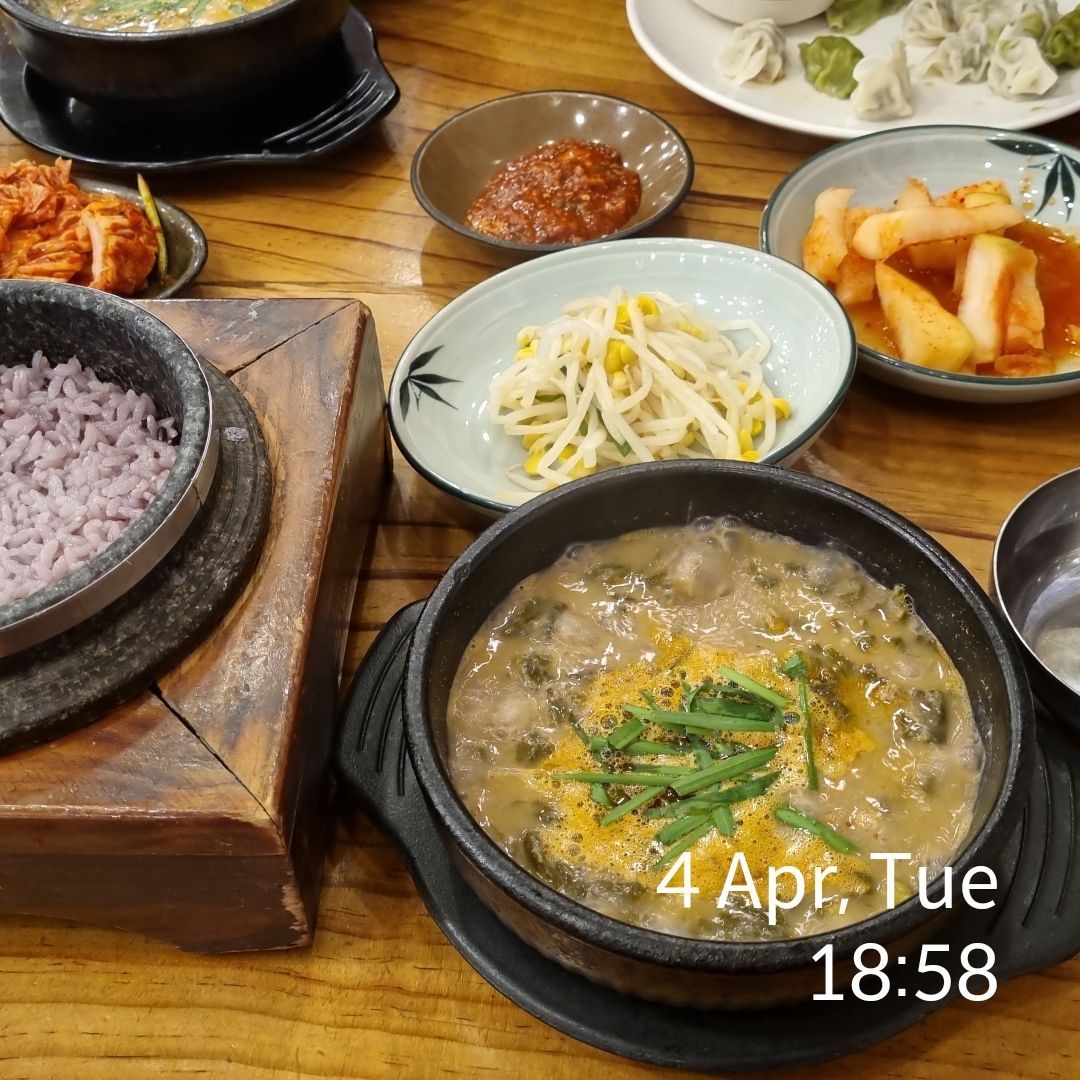 돌솥밥과 함께 제공되는 다채로운 밑반찬들