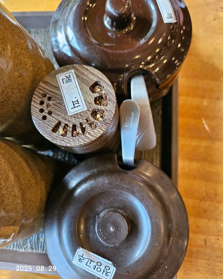 테이블 위에 놓인 들깨가루, 산초가루