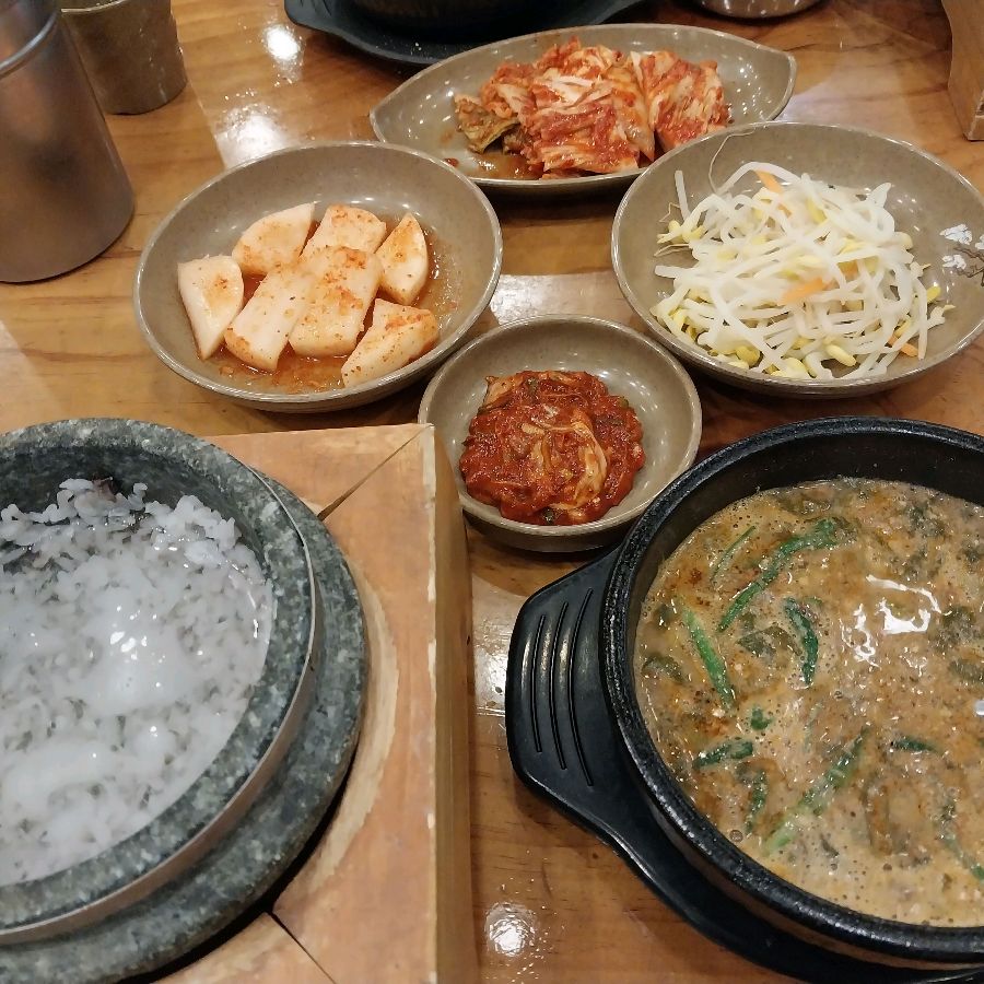 돌솥밥에 물을 부어 만든 구수한 숭늉