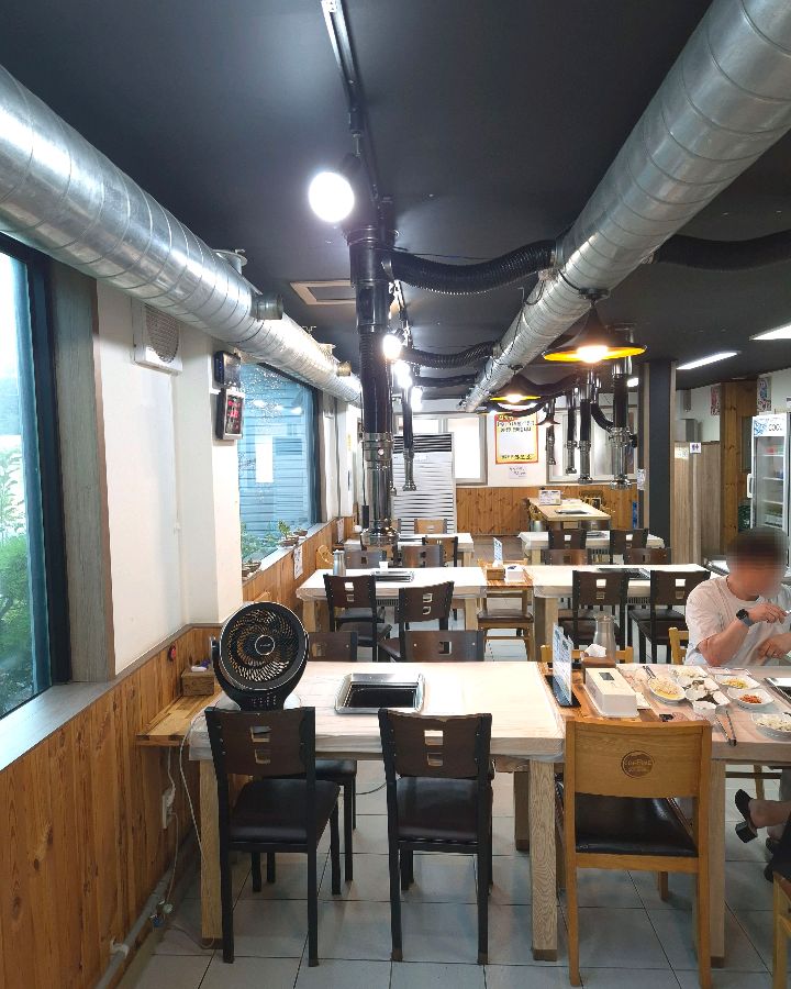 깔끔하게 정돈된 신우애와보소 내부 전경