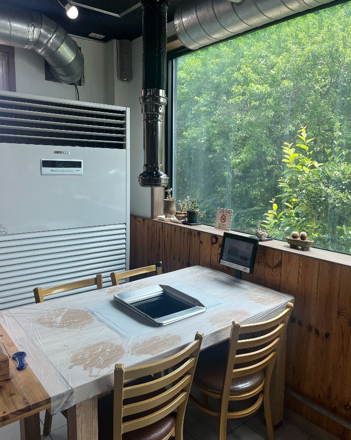 푸르른 녹음이 보이는 창가 좌석