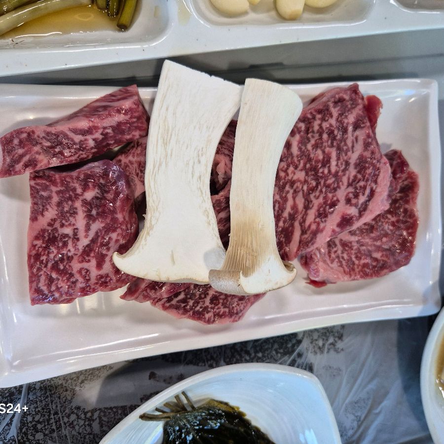 신선한 고기와 버섯