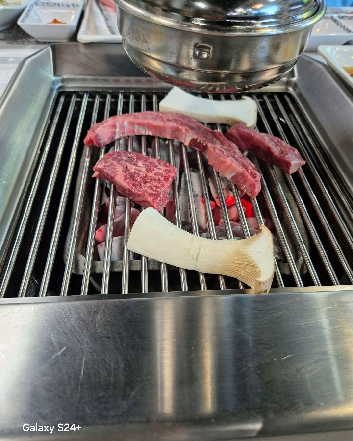 고기와 버섯을 함께 구워먹는 모습